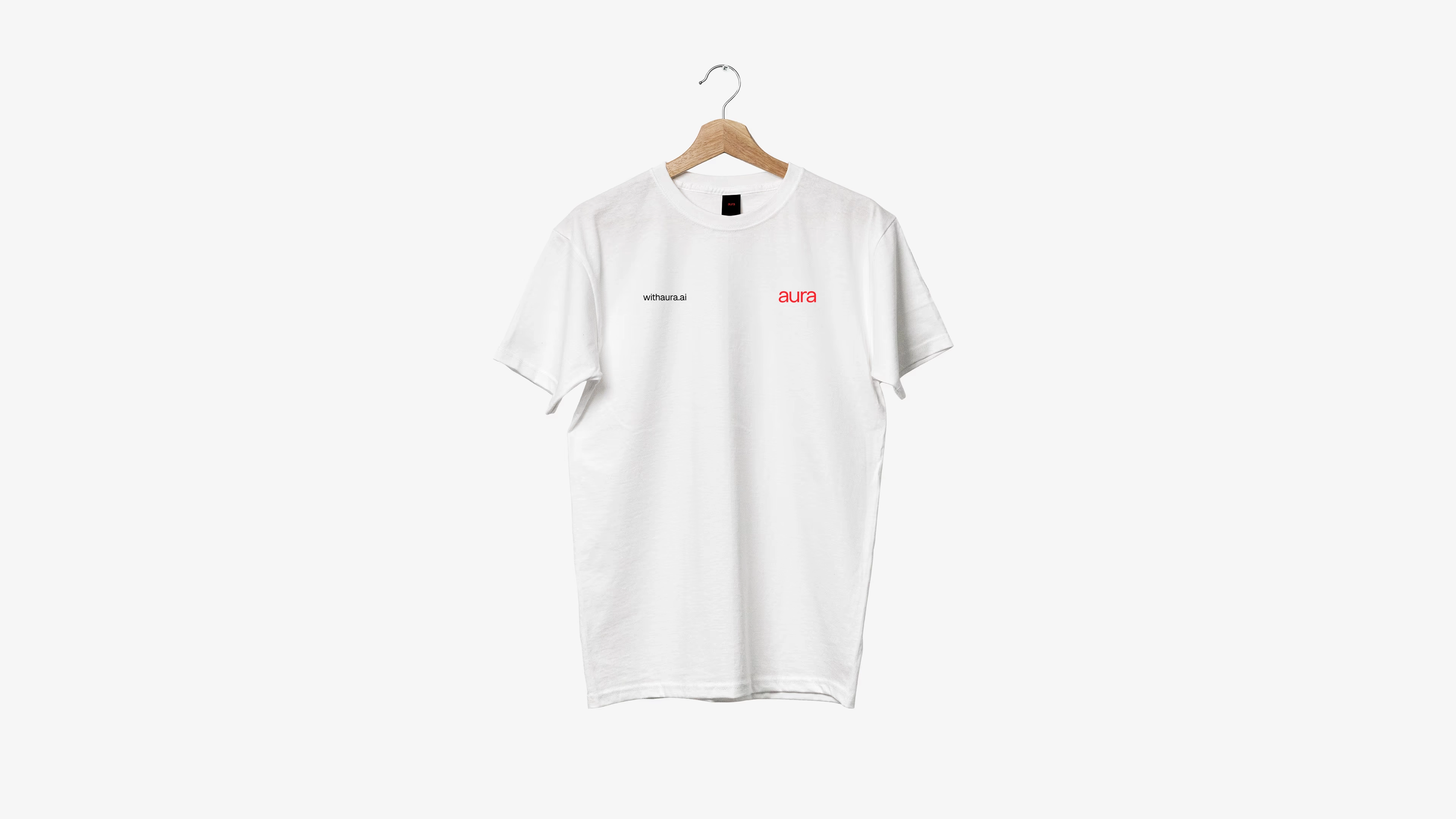 Aura — Mockup de camiseta branca com URL e logotipo